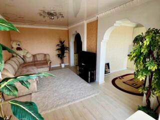 Сдам однокомнатную с авторским ремонтом, новой мебелью и техникой.