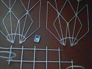 Металлические и керамические настенные подставки для цветов