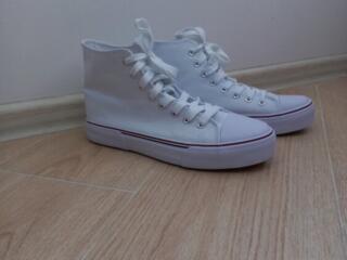 Продам новые кеды-200 руб.