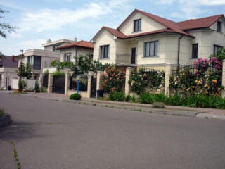 Участок на берегу дома с коммуникациями под строительство дома