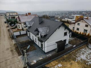 Продается двухуровневый дом в коммуне Тохатин, улица Сф. Винер 2 семьи