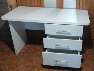 Маникюрный стол