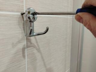 Навеска ванных и кухонных аксессуаров. Полочки, зеркала и др. Мастер.