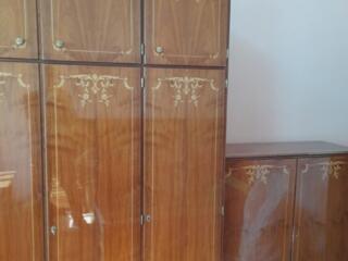 Продам мебель: спальню, шкаф, стол, трюмо, тумбу и другое, дёшево.