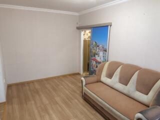 Сдам 2 - комнатную квартиру на длительный срок. Центр.