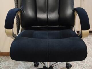 Продаётся офисное кресло.