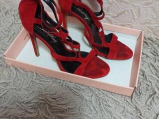 Продам босоножки