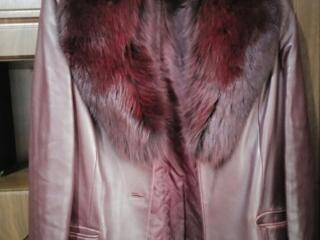 Продаю женский кожаный пиджак с мехом — 400 ₽