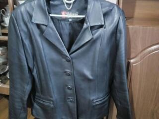 Продаю женский кожаный пиджак (натуральная кожа) — 400 ₽