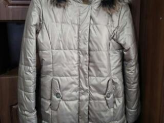 Продаю женскую зимнюю куртку (пальто) с меховой опушкой — 300 ₽