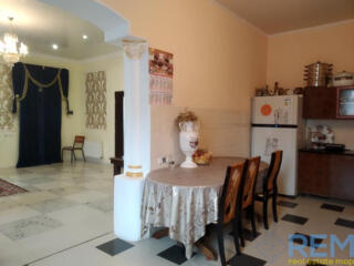 Просторий 2-поверховий будинок у районі вул. Дмитра Донського