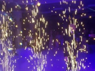 Холодныe фонтаны. Конфетти. Тяжёлый дым. Лазер. Пена. И много другое