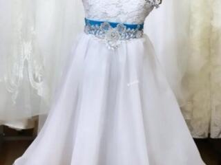 Продам белоснежное платье с бирюзовым поясом