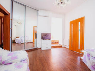 Дизайнерская квартира с камином и 3 спальнями в центре Одессы