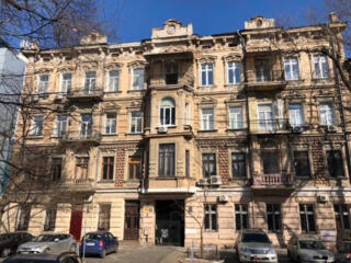 4-х ком.кв.в доме - памятник архитектуры- рядом с Соборной площадью.