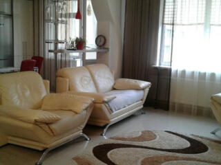 Трехкомнатная с дорогим ремонтом в Изумрудном городе пос. Котовского