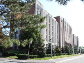 Продается 2-комнатная квартира в самом центре у Верховного Совета