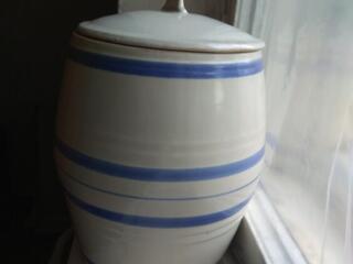 Продам бутыли 10-литровые, 3л. банки 0,5л, бочонок керамический