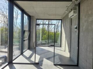 Офісне приміщення 17 кв. м. видове у сучасному офісно-складському комп