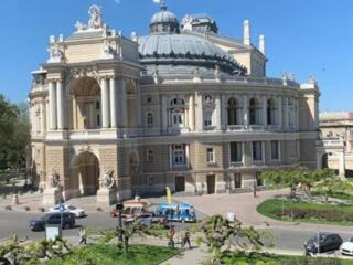 Аналогов нет. Квартира на Дерибасовской с видом на Оперный театр.