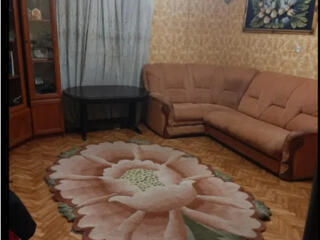 Продам 3х комнатную квартиру в центре  под ремонт.