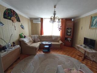 Продается 2-комнатная квартира. Пер. Западный