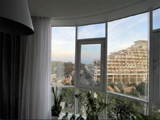 Двухкомнатная квартира в Аркадии с панорамным видом на море.