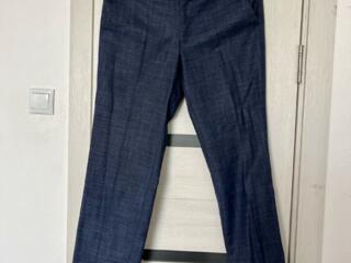 Классический школьный костюм для уверенного в себе молодого человека.