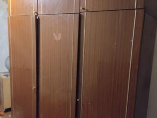 Большой платяной шкаф и тумбы