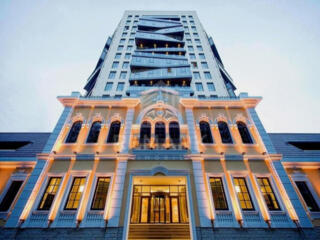 Apartament cu 3 camere în complexul Crown Plaza! Amplasare ...