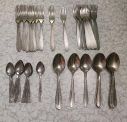 Продаются тарелки, ложки, вилки. Всё новое.