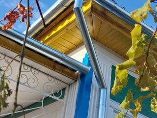 Оцинкованные желоба.