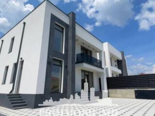 Vă propunem spre vînzare această casă cu 2 nivele, amplasată în com. .