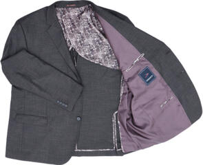 O sacou bărbătească de dimensiuni mari, purtată cu blugi.