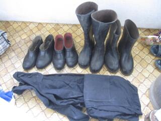 Комбинезон резиновые перчатки и сапоги защитные очки противогаз рука