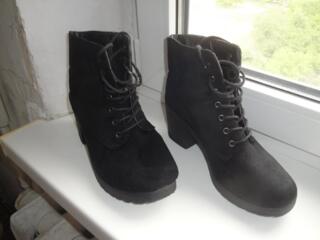 Продам б/у велюровые полусапожки, б/у кроссовки. Возможна доставка.