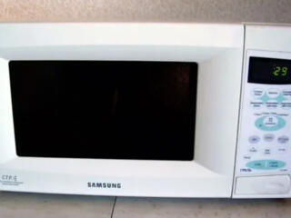 Микроволновая печь Samsung CE-2738 NR, б/у, в нерабочем состоянии.