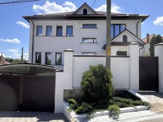 Se vinde o casă deosebită în Ialoveni, amplasată pe un teren de 8 ari.