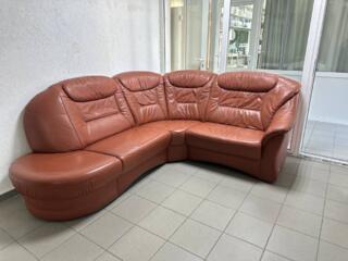 Угловой диван офисный или для гостиной.