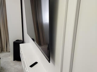 Телевизор установить на стену. Instalare suport tv pe perete.