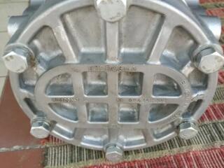 Продам левый насос от экскаватора новый