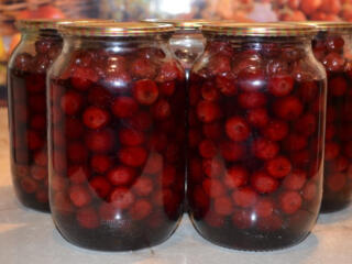 Куплю вишню в собственном соку в любом объеме и количестве самовывоз