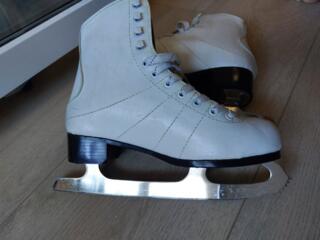 Продам коньки женские