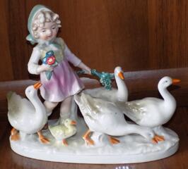 Фарфоровая статуэтка Девочка с гусями Германия Grafenthal