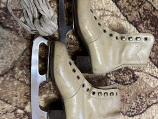 Продам женские коньки для фигурного катания