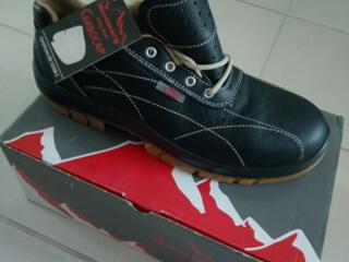 Продам новые рабочие ботинки с железным носком. 43 размер.