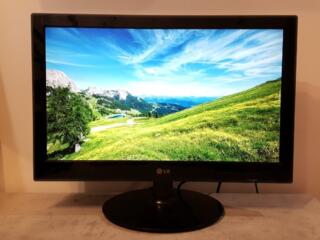 Монитор 22 дюйма FullHD рабочий состояние отличное провода в комплекте