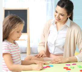 Требуются женщины для работы няней в Румынии.