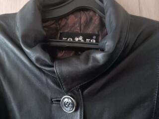 Продаю кожаный плащ.