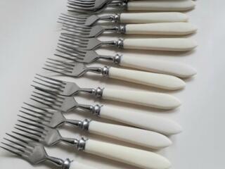 Вилки 23шт. нержавейка и слоновая кость(СССР). Нож 6шт